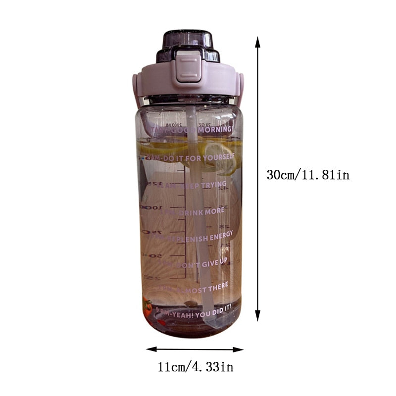 Botella de agua con pajita de plástico